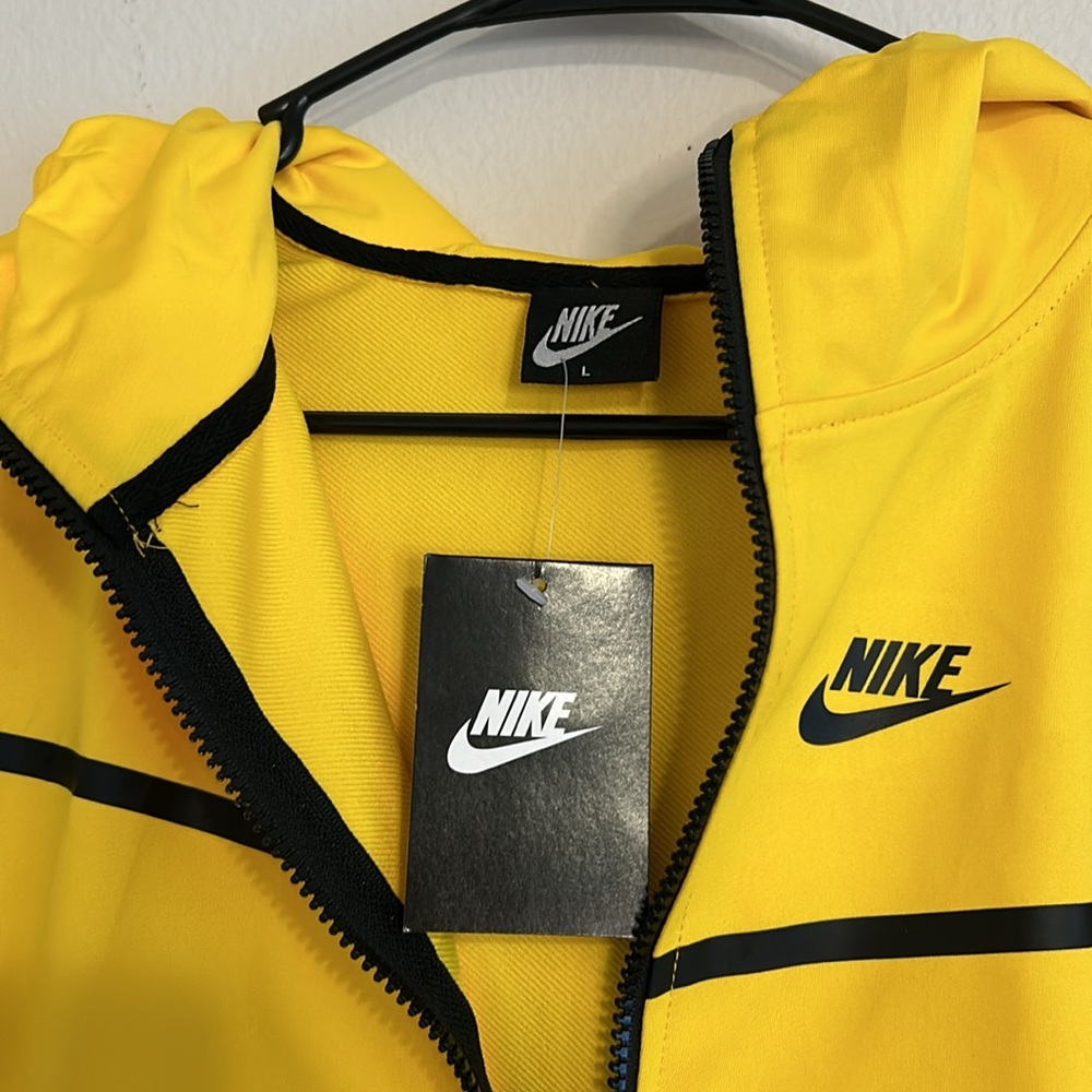 NWT NIKE JACKET AND PANT SET. Size Large. Nike Tech Fleece FULL SET!!